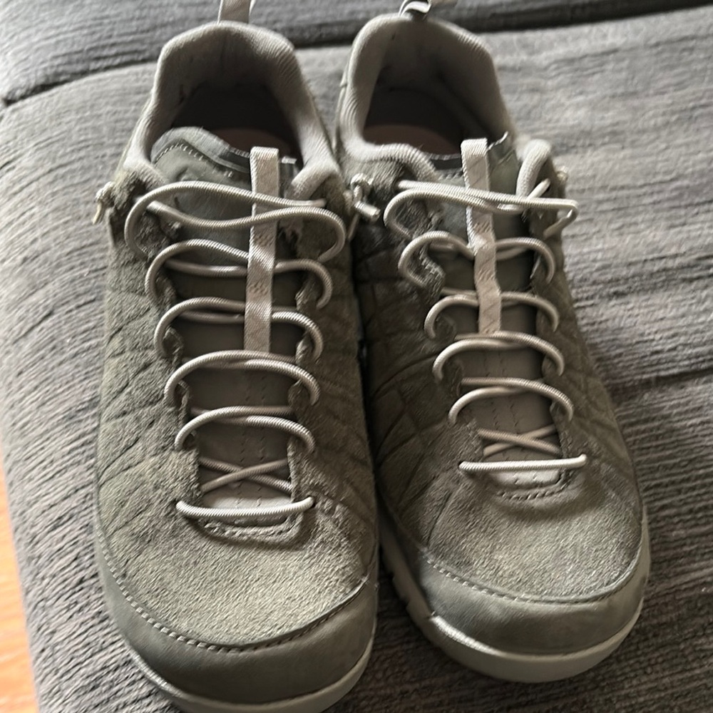 Oboz  hiking shoe with Suede Upper and Rubber Soles